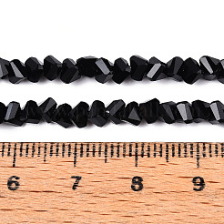 オペークガラスビーズ連売り  三角形  多面カット  ブラック  3~3.5x4~4.5x4~4.5mm  穴：0.8mm  約121~131個/連  14.37~15.35インチ（36.5~39cm）&nbsp;X-GLAA-N019-4mm-01
