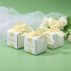 ポリエステルリボン付きウェディングペーパーキャンディギフト包装箱  結婚式用の折りたたみ収納ボックス  正方形  ホワイト  6.5x6.5x6.5cm&nbsp;CON-WH0105-08