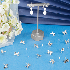30 個の真鍮のスタッドのイヤリングパーツ  30個のプラスチック製イヤーナット付き  蝶結び  銀  11x16mm  穴：1.2mm  ピン：12x0.6mm&nbsp;KK-BBC0025-84S