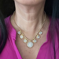 宗教的なフラットラウンドの聖ベネディクト柄の真鍮ペンダントネックレス（女性用）  アンティークシルバー＆ゴールデン  17.32インチ（44cm）&nbsp;FS-WG05AEE-01