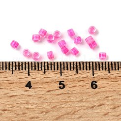 シリンダーガラスシードビーズ  透明インサイドカラー  ショッキングピンク  2.5x1.8mm  穴：2mm  約2700個/450g&nbsp;GLAA-NH0005-01E