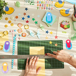 スクラップブッキングとペーパークラフト用の4色のプラスチッククラフトパンチ4個。  ペーパーシェイパー  ランダムな色  クリスマスツリー＆ハート＆スノーフレーク＆スター柄  混合模様  60x38x50mm  1pc /カラー&nbsp;TOOL-FG0001-11